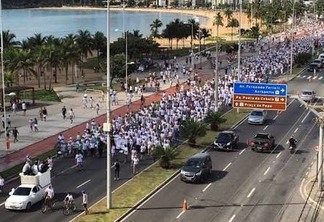VEJA VÍDEO - Moradores realizam caminhada pelo fim da greve de policiais em Vitória (ES)