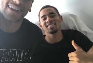 Neymar visita Gabriel Jesus no hospital em Barcelona: "Tamo junto fiote"