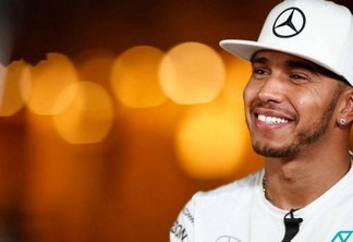 Lewis Hamilton comemora vitória sobre Sebastian Vettel na Espanha