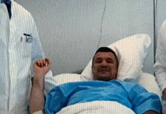 Cro Cop posta foto junto ao médico após operação