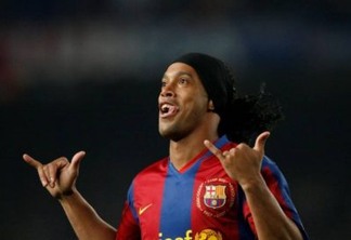 Barcelona anuncia retorno de Ronaldinho como embaixador do clube