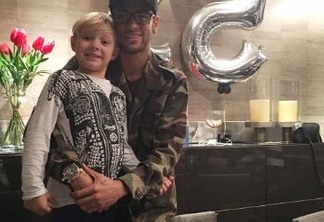 Neymar ganha festa de aniversário e posa abraçado ao filho: "Meu maior presente"