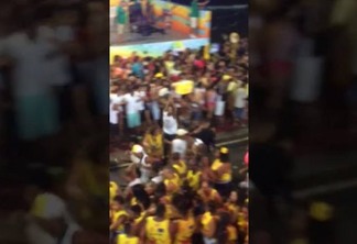 O PAU QUEBROU: Veja flagrante de briga generalizada no Carnaval de Salvador; veja vídeo