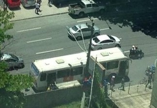 Passageiro de ônibus reage a tentativa de assalto e mata suspeito