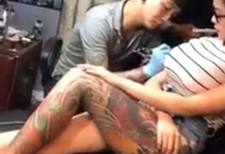 Em pegadinha, mulher faz tatuador acreditar que ele estourou seu seio