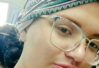 Jovem branca com câncer gera polêmica ao usar turbante