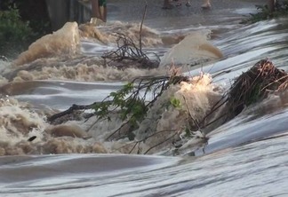 VEJA VÍDEO - Chuva no Sertão da Paraíba enche rio e moradores comemoram