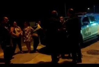 VEJA VÍDEO - Oficial acelera viatura mesmo com esposas de policiais impedindo