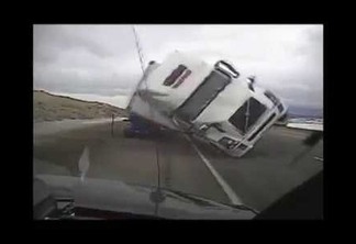 Viatura policial é esmagada por caminhão que tomba por causa do vento