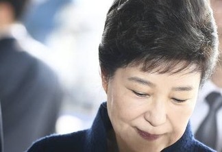 JHK01. Seoul (Korea, Republic Of).- (FILE) - Impeached South Korean former President Park Geun-hye arrives to the Seoul Central District Prosecution Office for questioning in Seoul, South Korea, 21 March 2017 (reissued 27 March 2017). South Korean prosecutors announced on 27 March 2017 that they will seek an arrest warrant for South Korean former President Park Geun-Hye. Park was questioned on 21 March on charges that include bribery and abuse of power, in a case that has divided the nation and led to her impeachment earlier this month. (Corea del Sur, Seúl) EFE/EPA/JEON HEON-KYUN / POOL