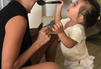Deborah Secco posta foto sendo maquiada pela filha