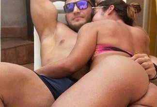 No colo do namorado, Priscila Pires posta foto que deixa bumbum bem aparente