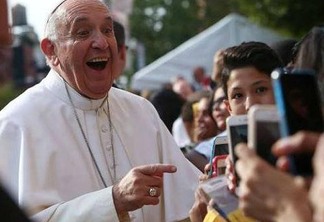 Papa pede que fiéis consultem a Bíblia como verificam celulares