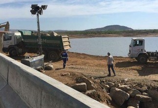 Vazamento em barragem da Transposição em Sertânia é controlado
