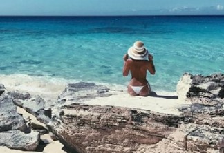 PARAÍSO: De férias, Bruna Marquezine posta foto de topless em ilha caribenha