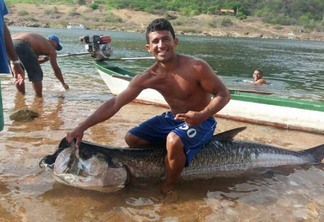 Pescadores capturam peixe gigante no Rio São Francisco - VEJA VÍDEO