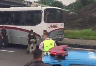 VEJA VÍDEO - Assaltante sequestra ônibus, faz reféns e causa pânico no RJ
