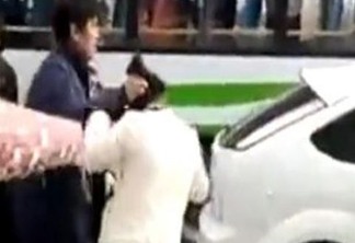 FLAGROU: Homem ataca esposa após ela flagrar a amante no carro dele - VEJA VÍDEO
