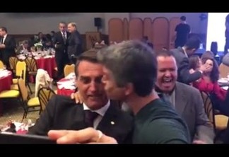 Ator Marcio Garcia da um beijo em Jair Bolsonaro depois da Selfie