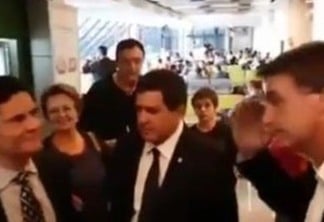 Jair Bolsonaro fica 'no vácuo' ao tentar cumprimentar Sérgio Moro em aeroporto - VEJA VÍDEOS