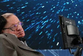 Stephen Hawking aceita convite para fazer viagem ao espaço
