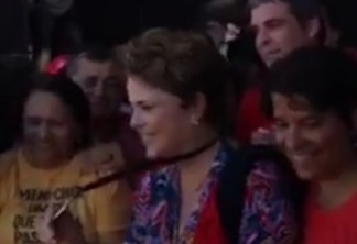Mais de 70 mil pessoas acompanham Lula e Dilma em entrega de medalhas