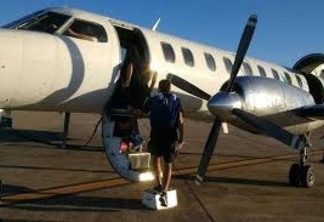 Porta de avião se abre durante voo com time argentino e causa pânico