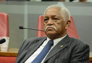 Vereador João dos Santos comunica saída da bancada de oposição e deve integrar governista