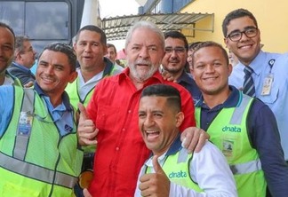 VEJA VÍDEO: Lula chega a Campina Grande sob gritos de: guerreiro, herói brasileiro