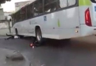 VEJA VÍDEO - Motociclista é atropelado por ônibus, sai andando e nega atendimento em hospital