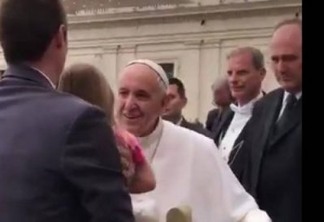 VEJA VÍDEO - Criança tira "chapéu" do Papa e garante muitas ao Pontífice