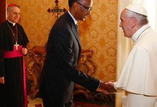 Pope Francis (R) welcomes Rwanda's President Paul Kagame ahead of a meeting at the Vatican March 20, 2017.   / AFP PHOTO / POOL / TONY GENTILE