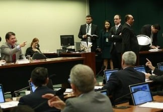 "VAGABUNDO É VOCÊ" - Deputados batem boca em audiência da comissão da PEC da Previdência; Vídeo
