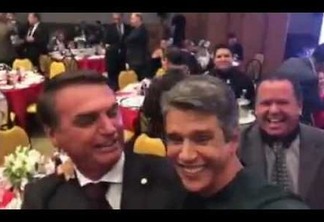VEJA VÍDEO - Bolsonaro recebe beijo de ator global