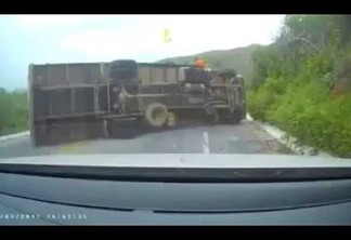 VEJA VÍDEO: Caminhão tomba em pista, na Serra do Teixeira, no sertão da Paraíba
