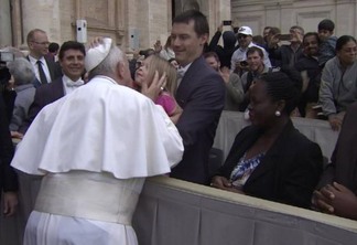 VEJA VÍDEO: Menina "rouba" Papa Francisco após receber benção