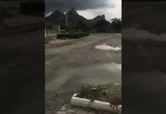 VEJA VÍDEO - Morador flagra raio impressionante caindo em rocha no Ceará