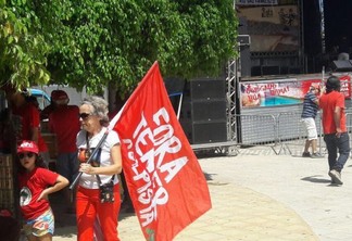 Ato da Transposição se transforma em manifestação 'Fora Temer' em Monteiro