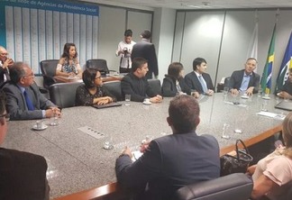 Aguinaldo participa de reunião no INSS com prefeito de Araruna para instalação de agência do órgão