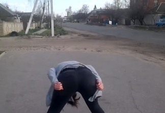 VEJA VÍDEO: Garota faz gracinhas na rua e causa grave acidente