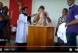 Bebê solta gostosa risada em plena pia batismal e faz toda a igreja rir junto -VEJA VÍDEO