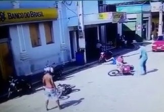 Assista vídeo que mostra assaltante ferindo agente federal durante assalto em Alagoa Grande