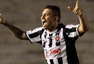 Atacante do Botafogo-PB celebra 15 gols na temporada e quer mais contra o Treze