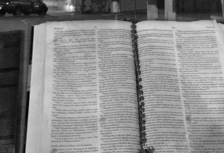 Bíblia fica intacta após incêndio em loja e chama atenção da população