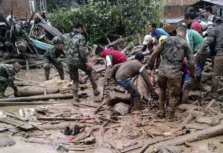 Handout picture released by the Colombian Army press office showing soldiers searching for victims following mudslides caused by heavy rains, in Mocoa, Putumayo department, on April 1, 2017.
Mudslides in southern Colombia -caused by the rise of the Mocoa River and three tributaries- have claimed at least 16 lives and injured some 65 people following recent torrential rains, the authorities said.   / AFP PHOTO / EJERCITO DE COLOMBIA / HO / RESTRICTED TO EDITORIAL USE - MANDATORY CREDIT AFP PHOTO /  EJERCITO DE COLOMBIA - NO MARKETING - NO ADVERTISING CAMPAIGNS - DISTRIBUTED AS A SERVICE TO CLIENTS