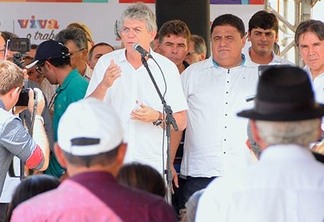 Ricardo inaugura estrada e autoriza licitação de adutora em Caraúbas