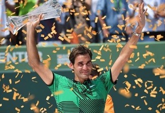 Federer volta a ser melhor jogador da temporada aos 35 anos