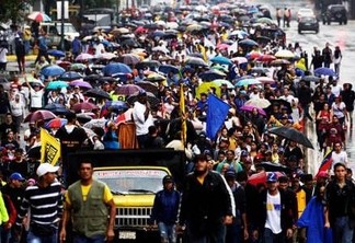 Em meio a crise financeira venezuelanos são obrigados a enterrarem parentes dentro de casa