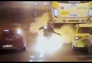 Vídeo mostra homem tomado por fogo após cair de moto no Túnel Rebouças