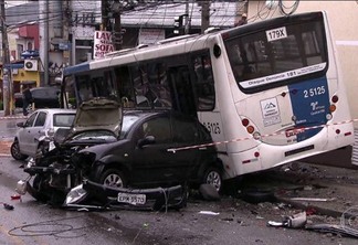 Vídeo registra ônibus desgovernado batendo em vários carros - VEJA VÍDEO